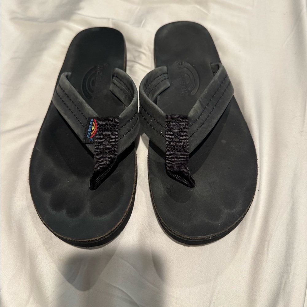 Rainbow Black leather 1” strap sandal. Size 8